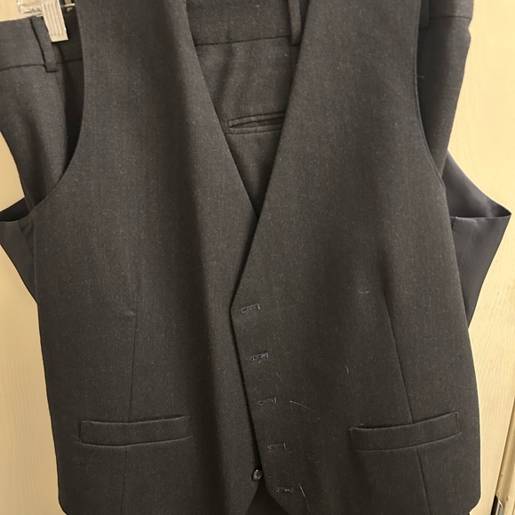 Oscar De Le Renta 3 pc suit - Picture 5 of 7